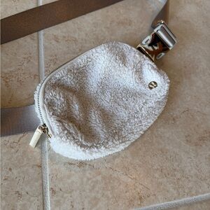 Lululemon Bag Everywhere 1L Fleece white Zip Pocket Adjustable Strap Waist Belt